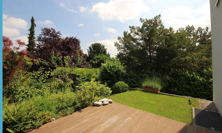 Der Garten mit zwei Sitzplätzen bietet viel Privatsphäre.