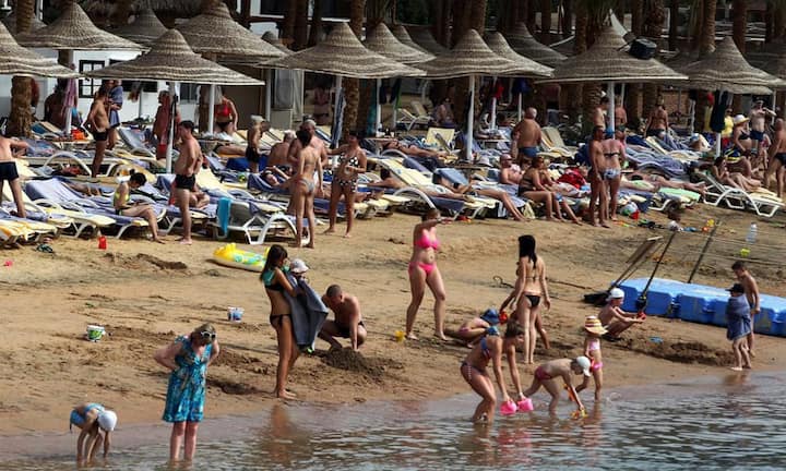 Strand in Scharm El-Scheich: Ägypten gehörte früher zu den beliebtesten Reisezielen für Schweizer Touristen. Seit dem arabischen Frühling ist das Geschäft aber eingebrochen. Auch nach der Machtübernahme durchs Militär geht die Erholung nur langsam voran.
