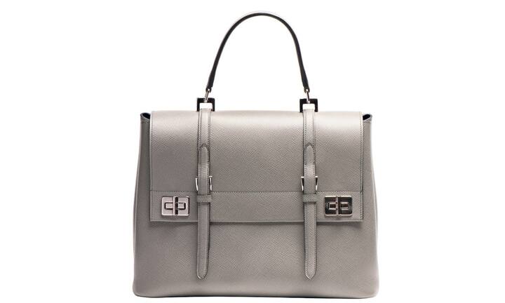 Prada Die Schultertasche aus Kalbsleder von Prada ist eine Investition für das Leben. Farbgebung und Design machen sie zu einem zeitlosen und vielseitig einsetzbaren Accessoire mit dem Potenzial zur Ikone. Preis: 3'130 Franken