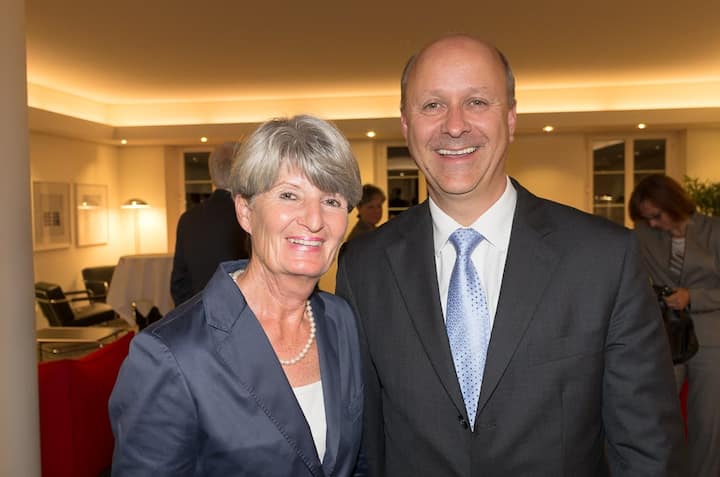 Brigitte Schönenberger, Galeristin; Anton Simonet, Regionaldirektor Ostschweiz, UBS AG