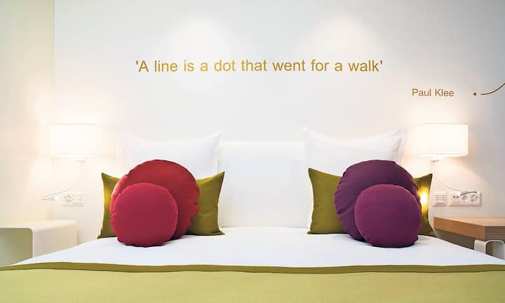 Nach einer Bauzeit von 19 Monaten wurde das Hotel The Passage Basel kurz vor der «BaselWorld» lanciert. Mit dem Designhaus erhält die Messestadt ein Bijou an zentraler Lage. Die Vier-Sterne-Bleibe empfängt die Geschäftsreisenden in 52 urbanen Zimmern sowie einer Suite und drei Lofts (mittel- bis langfristig vermietet). Dazu kommen Seminarräumlichkeiten und ein Fitnessbereich.
Standardzimmer mit Frühstück ab 215 Franken pro Nacht