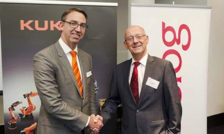 Roboterbauer Kuka wird die schweizerische Swisslog vollständig schlucken. Das Unternehmen hält mittlerweile über 90 Prozent der Aktien und will die verbleibenden Aktionäre mit einer Barabfindung auszahlen. Das definitive Schlussergebnis wird Kuka am 11. Dezember veröffentlichen, der Vollzug des Angebots ist für den 15. Dezember geplant. Nach der Übernahme will Kuka Swisslog von der Börse nehmen.