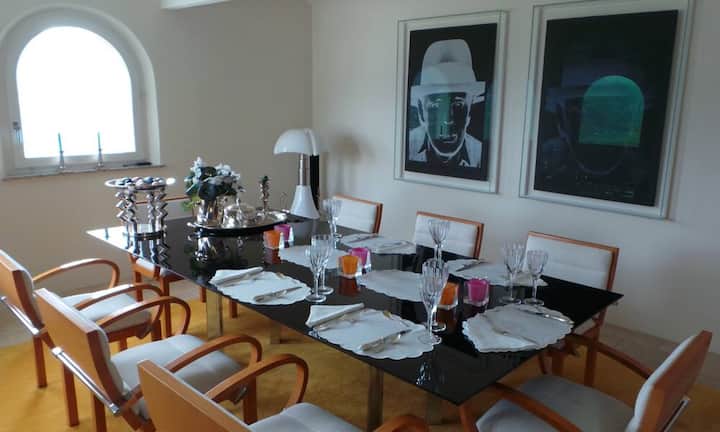 Das Esszimmer ist hell und freundlich.