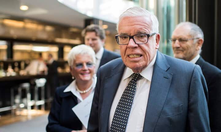 Platz 3: Klaus-Michael KühneVermögen: 8 bis 9 Milliarden FrankenDer gebürtige Hamburger ist mit dem von ihm beherrschten Transportkonzern Kühne + Nagel International zu gewaltigem Reichtum gelangt. Die operative Führung hat er mittlerweile abgegeben. Mit Finanzspritzen in Millionenhöhe griff er in der Vergangenheit regelmässig dem krisengeplagten Hamburger Fussballverein HSV unter die Arme. Zudem ist er im Hotelbusiness enagiert.