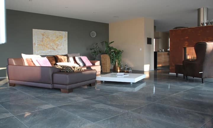 Der Aufgang in das erste Obergeschoss führt in den Wohnraum.