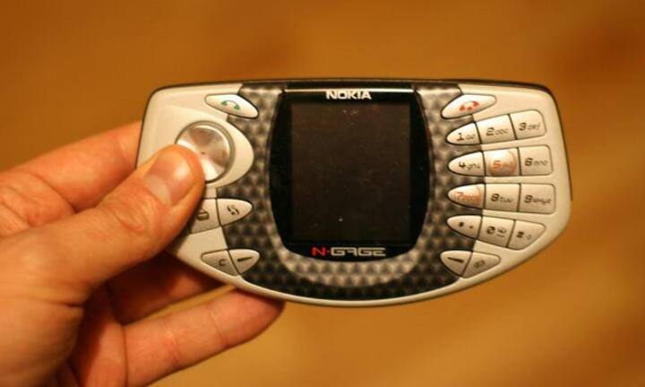 Nokia N-Gage
Das Smartphone-Spielsystem von Nokia kam 2003 auf den Markt. Das Produkt scheiterte wohl wegen seines schrecklichen Designs. Man musste das Produkt auseinander nehmen, um die Spiele zu wechseln und um zu telefonieren, musste man es aufklappen, so dass es einem Taco ähnelte. Zudem war die Auswahl an Spielen sehr klein.Nicolas Nova/CC/Flickr
