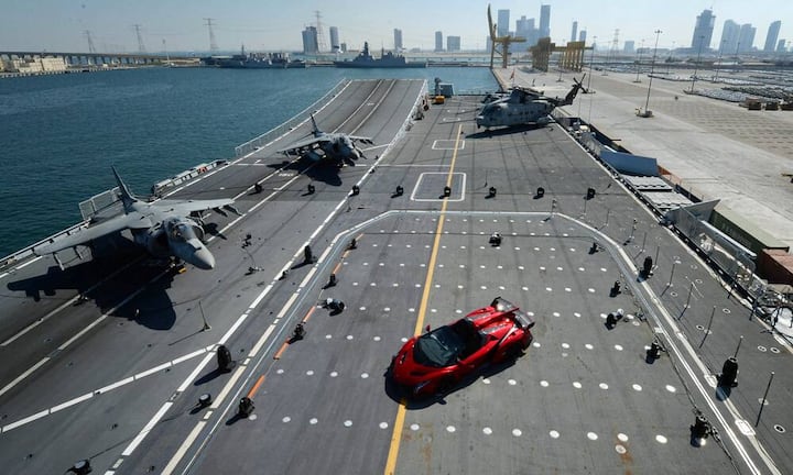 Spektakuläre Präsentation des neuen Lamborghini Veneno Roadster auf einem Flugzeugträger in Abu Dhabi.