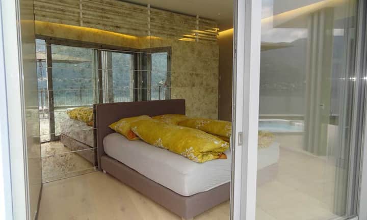 Die zwei Schlafzimmer sind individuell gestaltet und besitzen beide ein Ensuite-Bad.