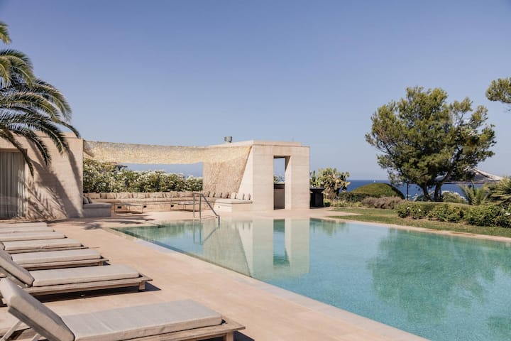 Die Luxusvilla in Santa Ponça hat zwölf Zimmer – darunter neun Schlafzimmer – sowie neun Badezimmer auf 743 Quadratmeter Wohnfläche. Das Anwesen wurde 1954 vom Architekten Pere Garau entworfen und 2020 liebevoll saniert. Preis: 34,45 Millionen Euro.