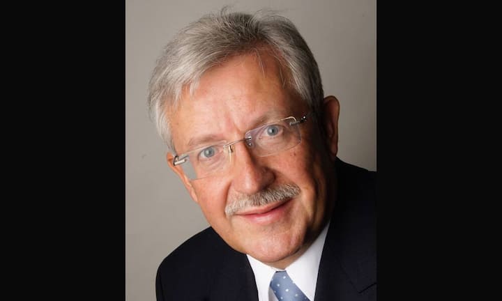 Dahinden, Martin: Diplomat. Geboren: 8. Januar 1955. Verheiratet mit Anita Wirth. Vater von Robert (1996) und Andrea (2001).
Karriere (in Auszügen): Direktor der OSZE (1995-1997); Vorsitzender der Schweizer Nato-Mission in Brüssel (1997-2000); Botschafter der Schweiz in den USA (seit 2014). 
Interessen: Geschichte, Kunst, Literatur, klassische Musik. Sport: joggen, wandern, schwimmen.