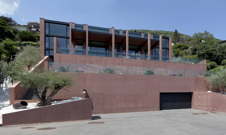 Die Liegenschaft mit 1470 m² verfügt über 12 Garagenplätze, 13 Schlafzimmer inklusive Bädern und verschiedensten Räumlichkeiten. Die Terrassen sind aus Naturstein und die Fussböden in den Schlafräumen aus edlem Parkett. Das Haus verfügt über Solar- und Erdsondenheizung.