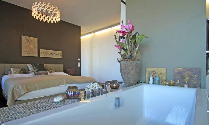 Das Badezimmer ist modern ausgestattet.