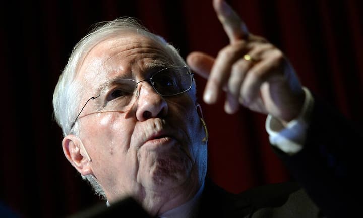 So beendete er 2011 ein hartes Streitgespräch mit dem SVP-Strategen Christoph Blocher in freundlicher Atmosphäre.
Bilder: Keystone