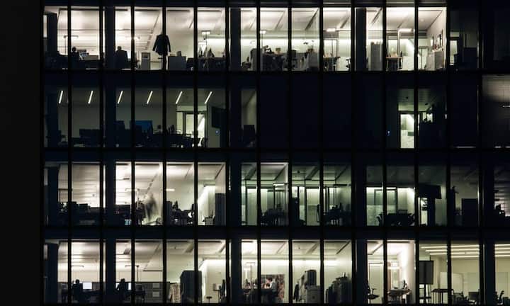 Beim Thema Arbeitsplatz und Büro halten sich viele Irrtürmer und Missverständnisse hartnäckig. Welche das sind und warum sie nicht stimmen*: *Quelle: «Die 20 hartnäckigsten Missverständnisse und Irrtümer zu Büroarbeitswelten» von Lukas Windlinger, Jennifer Konkol, Marcel Janser, Fabienne Schanné, Stefanie Lange, Ying Ying Cui, Zürcher Hochschule für Angewandte WissenschaftenBilder: Pixabay/Keystone