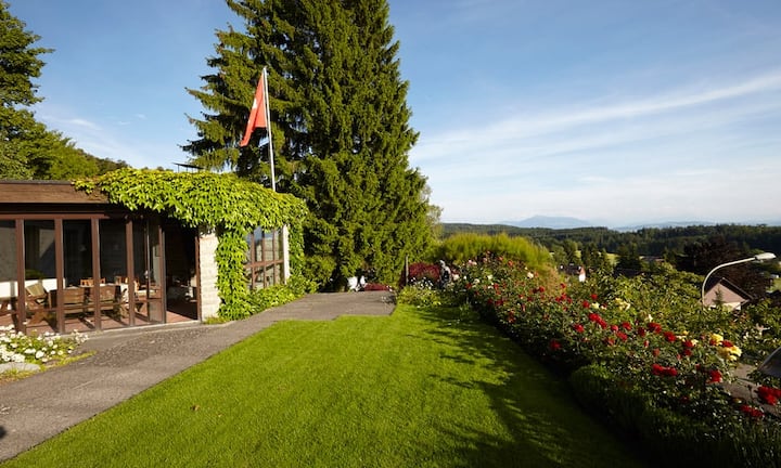 ...und dem Terrassenbereich verbunden, welcher vom Wintergarten mit Cheminée begrenzt wird.
Der Preis beträgt 2,54 Millionen Franken.
Quelle und Bilder