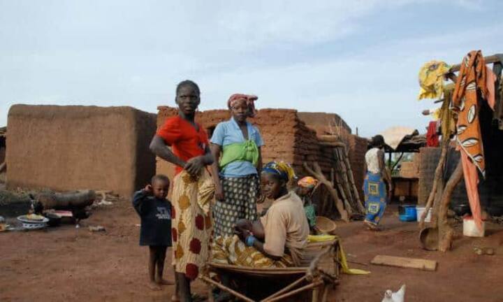 Platz 176: Diese Mütter kämpfen in einem Dorf in Mali jeden Tag für die Zukunft ihrer Kindern.   Flickr: Emilio Labrador