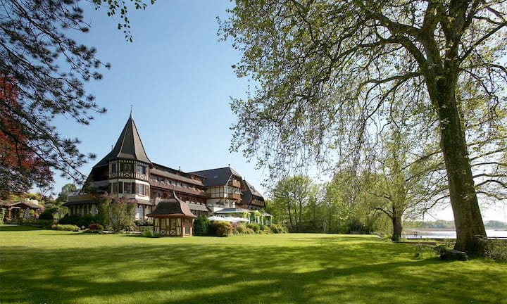 Auf Platz 10 der besten Ferienhotels der Schweiz: Das romantische Landhaus «Le Vieux Manoir» liegt in einem weitläufigen Park direkt am malerischen Murtensee in Murten - Meyriez. Es schliesst jedoch Ende Saison. (Platz 11 beim Ranking 2012)