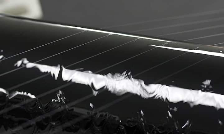 Und so entsteht das etwas spezielle Garn: Hauchdünne Fäden laufen über in Ethanol getränkte Rollen. Grundlage ist Gelatine, die aus Kollagen gewonnen wird, dem Hauptbestandteil von Haut, Knochen oder Sehnen.