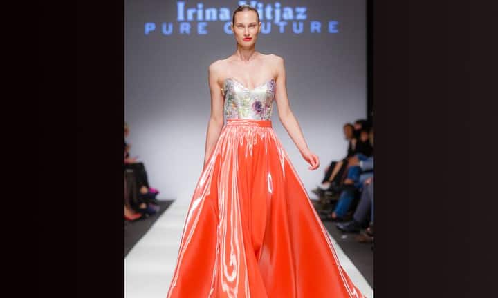 Ein Model trägt eine Kreation der Designerin Irina Vitjaz