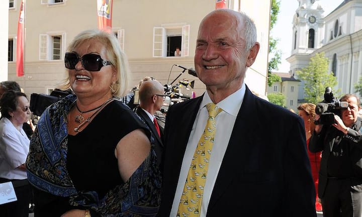 Ferdinand Piëch, Ex-VR-Präsident von VW, absolvierte seine Ausbildung am Lyceum Alpinum in Zuoz. Die derzeit 200 internen 12- bis 18-jährigen Jugendlichen im Lyceum Alpinum stammen aus 35 Ländern. Die Kosten belaufen sich auf 75'000 Franken pro Jahr.