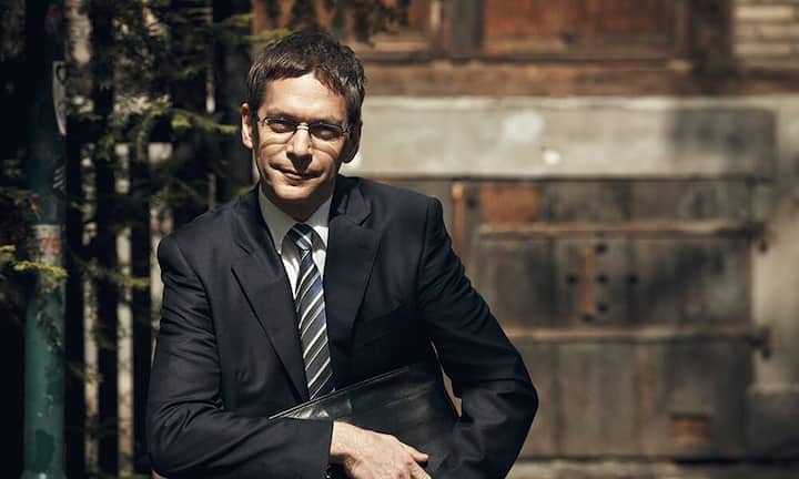 Arbeitsrecht (Arbeitgeber- und Arbeitnehmerseite)Auf diesem Gebiet ist Blesi & Papa (im Bild Alfred Blesi) eine der meistempfohlenen Kanzleien der Schweiz. Sie vertritt Arbeitgeber und Arbeitnehmer in allen Belangen des privaten und öffentlichen Arbeitsrechts. Kernbereiche von Kanzleien auf diesem Gebiet sind Vertragsgestaltung, Ausarbeitung von Incentive- bzw. Mitarbeiterbeteiligungsprogrammen sowie gerichtliche Vertretung der Klienten bei arbeitsrechtlichen Streitigkeiten.