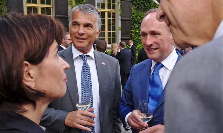 Doris Leuthard, Bundespräsidentin;
Sergio P. Ermotti, Group CEO, UBS AG;
Markus U. Diethelm, Group General Counsel, UBS AG