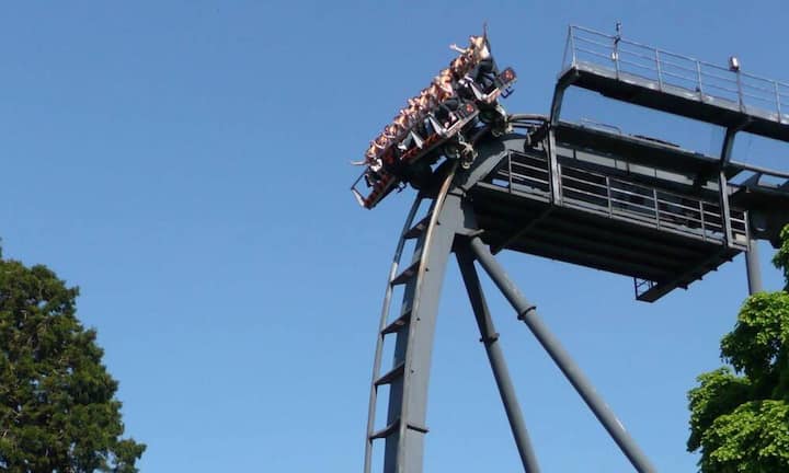 Neben Intamin gehört auch die Schweizer B&M (Bolliger & Mabillard) zu den globalen Spassmarktführern. Bolliger baut pro Jahr nur wenige Bahnen, die aber gelten als die teuersten der Branche. Der Abtaucher «Oblivion» (Bild) ist im Gardaland bei Verona zu Hause.