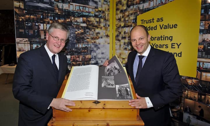 Bruno Chiomento, VRP, EY Schweiz; Marcel Stalder, CEO, EY Schweiz mit grossformatiger Ausgabe des Jubiläumsbuches (v.l.n.r.) 
Bilder: Markus Senn