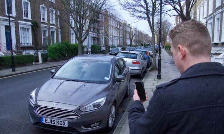 Parken ohne Suchen: Ford zeigt «GoPark», eine Anwendung, die Parklücken vorausberechnen kann. Den Dienst testet der Autobauer derzeit in London.