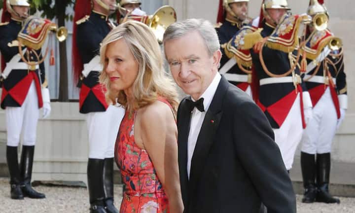 In Kunstwerke zu investieren sehen viele als rentable Anlagemöglichkeit. Auch die reichste Person Frankreichs, Bernard Arnault, und seine Frau Hélène sind grosse Kunstsammler. Der LVMH-Konzernboss engagiert sich zudem als Sponsor von Kunstausstellungen.
