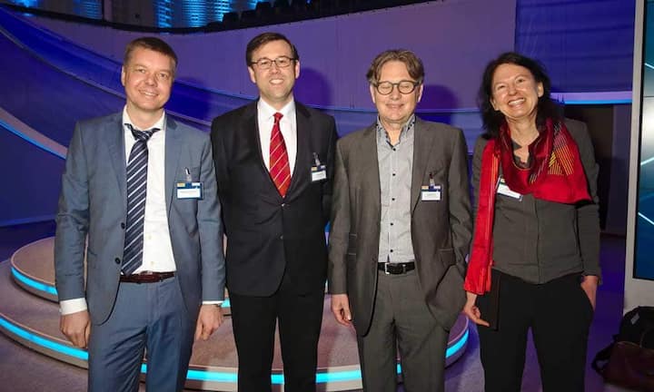 Wolfgang Zimmermann, Management Consultant, Migros-Genossenschafts-Bund;
Andreas Wiebe, CEO, Verwaltungsratsvorsitzender und Firmengründer, Hulbee AG / swisscows.ch;
Hanspeter Thür, Eidgenössischer Datenschutz- und Öffentlichkeitsbeauftragter;
Karin Frick, Leiterin Research und Mitglied der Geschäftsleitung, Gottlieb Duttweiler Institut