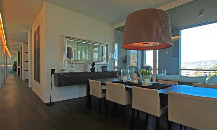 Der Wohn-Essbereich ist über 75 Quadratmeter gross und ist mit einem Kamin ausgestattet.