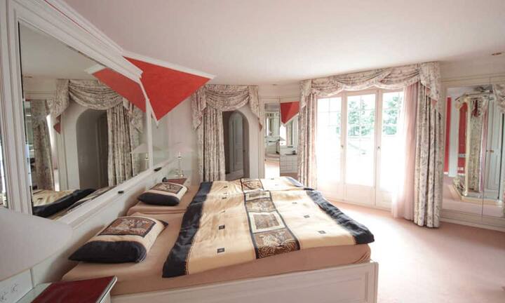 Die Schlafzimmer sind individuell ausgestattet.