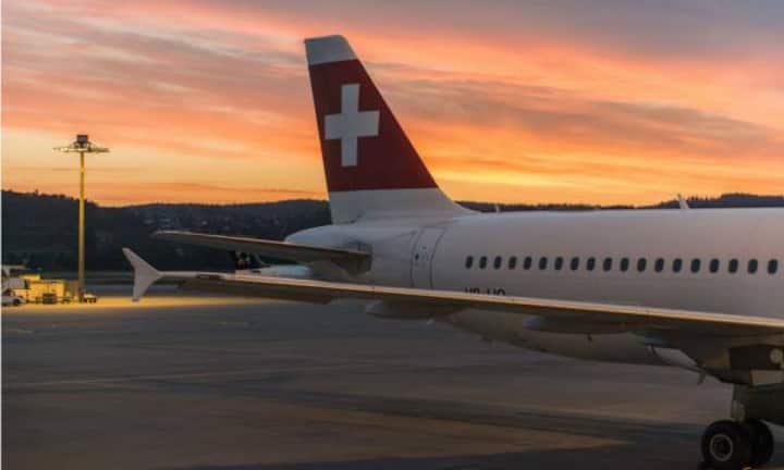 Im März 2002 stellt die Swissair nach über 70 Jahren im Fluggeschäft den Betrieb ein. Nebenbei wird die neue Schweizer Fluggesellschaft Swiss gegründet und gestartet.