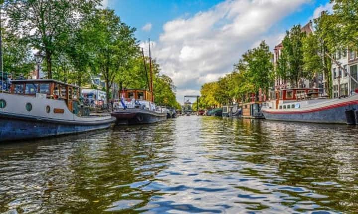 Das sind die beliebtesten Städte zum Wohnen, Reisen und Geschäften für Millennials (geboren 1980 bis 1995):
Platz 10: Amsterdam
Die holländische Hauptstadt ist für Millennials vor allem zum Leben attraktiv. In der Spezialrangliste reicht es für den 7. Rang.