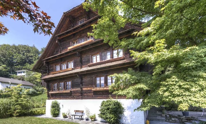 Dank der günstigen Lage am Dormenhang haben die Besitzer der Liegenschaft Seesicht und ein schönes Bergpanorama. Preis: 2'500'00.- 
Quelle und Bilder: Engel & Völkers