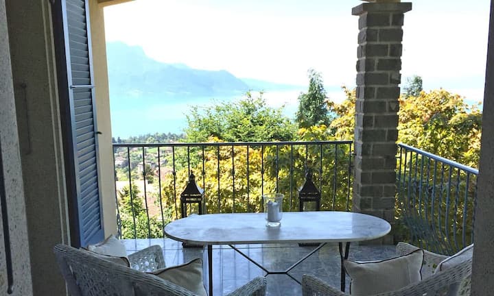Im Aussenbereich bieten zwei Terrassen und ein Balkon Ausblick auf den Genfersee.