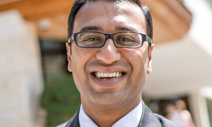 Empfangschef des Jahres: Christian Henninger («Arosa Kulm Hotel», Arosa). Herzlich, aber nicht gekünstelt, wohlinformiert, aber nicht indiskret, fürsorglich, doch nicht aufdringlich: So arbeitet Christian Henninger. Dabei beherrscht er die kleinen Nuancen entspannter Genusskultur, die Balance zwischen umsichtiger Planung und gekonnter Improvisation. Im Unterschied zu vielen anderen Front-Office-Managern richtet er sich in erster Linie nach den Gästen – und nicht danach, was am bequemsten wäre.