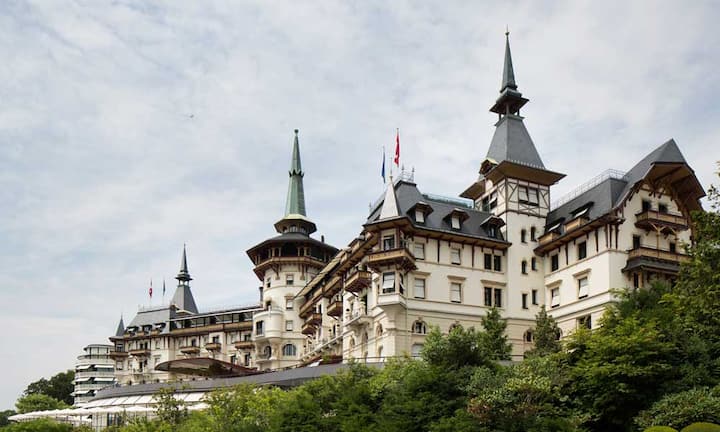 Kategorie «Energiequellen in der Nähe – Wellbeing zu jeder Jahreszeit»Auf Platz 1 in dieser Kategorie liegt das Zürcher Dolder Grand. Das City-Resort verfügt über eines der schönsten und grössten Spas im Land und verströmt im ganzen Haus die Aura von respektvoller Präzision.