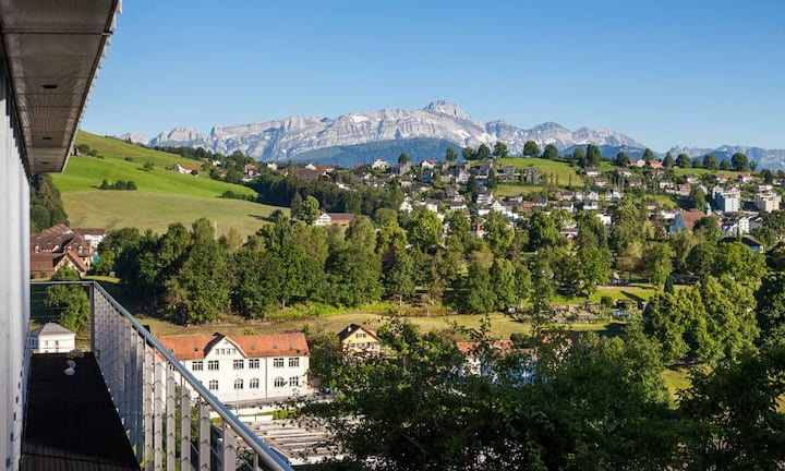 Der nach Süd-Osten ausgerichtete Balkon bietet eine herrliche Aussicht über das Hinterland bis hin zum Alpsteinmassiv.