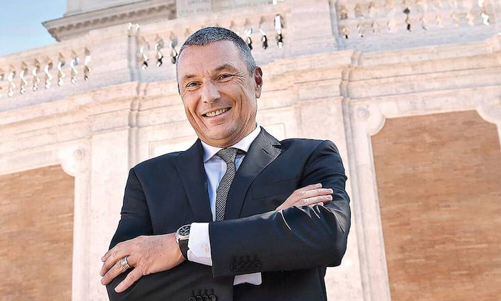 «Bilanz» hat das «Who is who» der Schweizer Wirtschaft ermittelt. Die wichtigsten Personen im Bereich Luxus:Jean-Christophe BabinCEO BulgariBabin, früher CEO der Uhrenmarke TAG Heuer, führt Bulgari erst seit drei Jahren. Er hat in dieser Zeit allerdings viel bewegt, etwa das Angebot der Marke klarer strukturiert und die Bereiche Schmuck und Femininität verstärkt.Imago