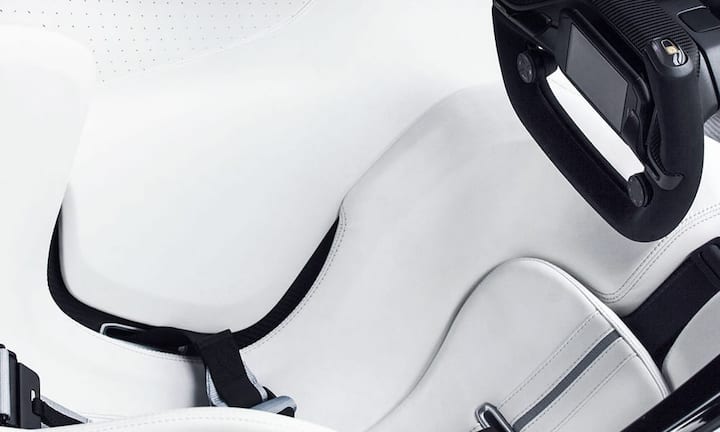 Auch das Innendesign ist aussergewöhnlich. Die Sitze sind in einem 45-Grad-Winkel angelegt und das Lenkrad sieht aus, wie aus einem Formel-1-Wagen.