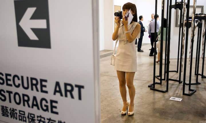 Noch war an der Eröffnung nicht extrem viel los. Immerhin wurden Prominente wie der Radio-DJ Jan Lamb, die Schauspielerinnen Shawn Yue und Rosamund Kwan sowie Sänger Edison Chen am Eröffnungsabend gesichtet.