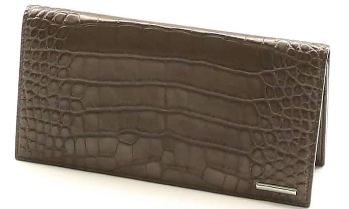 Edel: Zegna Dank schlankem Format, passt dieses Portemonnaie aus Kroko-Leder perfekt in die Anzugstasche und macht einen guten Eindruck beim Bezahlen des Geschäftsessens. 16 Kartenfächer sind hier vorhanden. Preis 1.715 Franken