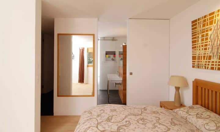 In den Schlafräumen findet sich ein elegantes Parkett. Beheizt wird die Wohnung mit einer eigenen Wärmepumpenheizanlage mit Erdsonden, welche die Wärme über eine Fussbodenheizung verteilt.