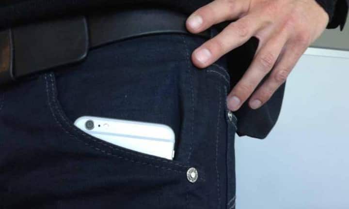 Auch in den meisten Jeans - es ist ja schliesslich auch Mal Casual Friday - lässt sich das iPhone 6 Plus nicht ganz verstauen.