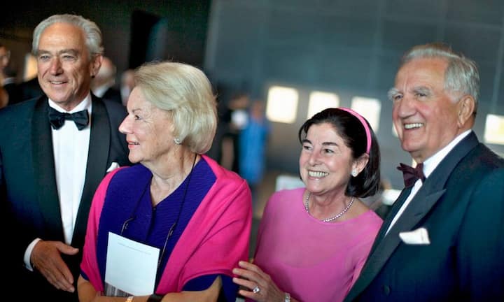 Fritz Gerber, Ehrenpräsident bei Roche und Zurich Insurance Null Franken Gage, dafür gleich zwei Ehrenmandate: Fritz Gerber (rechts im Bild, zusammen mit Rainer E. Gut und den Ehefrauen) ist der einzige Ehrenpräsident, der gleich bei zwei SMI-Firmen diese Funktion ausfüllt: bei Roche, wo er von 1978 bis 2001 als CEO und Präsident wirkte, und bei Zurich Insurance, wo er in diesen Funktionen von 1977 bis 1995 war.