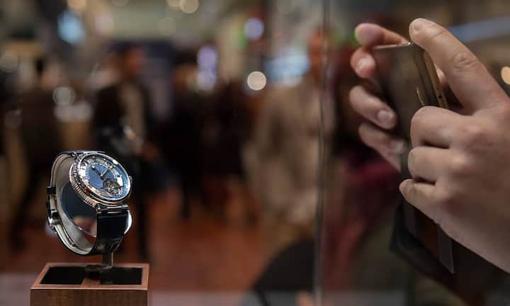 Blau ist die Farbe der Messe, wie bei dieser Uhr von Breguet.