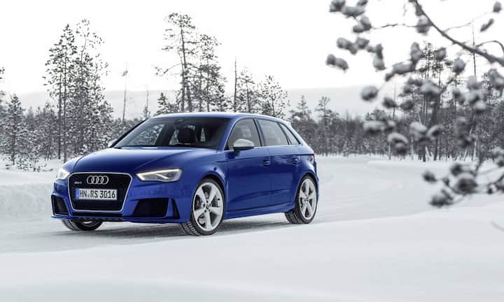 Audi präsentiert den neuen RS 3. Der Kompaktsportler bleibt dem für Audi so typischen Fünfzylinder-Turbo treu, dessen Leistung von 340 PS auf 367 PS angehoben wurde. Aufgrund der Leistungssteigerung reduziert sich die Sprintzeit auf 100 km/h von 4,6 (Vorgängermodell) auf 4,3 Sekunden. Laut Audi ein Novum in der Kompaktklasse: Gegen Aufpreis lässt sich die Bremsanlage mit Kohlefaser-Keramik-Scheiben bestellen.Audi