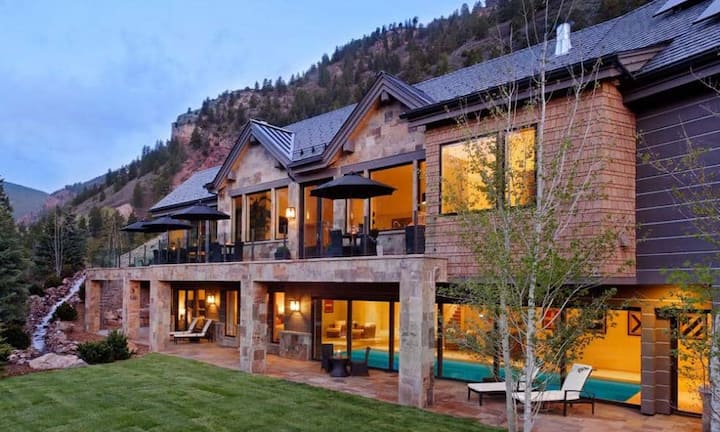 Chalet Jane in Aspen, USA - 357'000 Franken pro Woche:Ein Dutzend Gäste haben ausreichend Platz in den sechs Zimmern. Das Chalet Jane hat ausser einem Schwimmbad auch zwei Whirlpools, ein Dampfbad und eine Sauna – perfekt, um nach dem Skifahren seinen Muskelkater zu pflegen. Zum modernen Luxus gehören auch beneidenswerte Ausblicke und ausgesuchte Kunstwerke.
